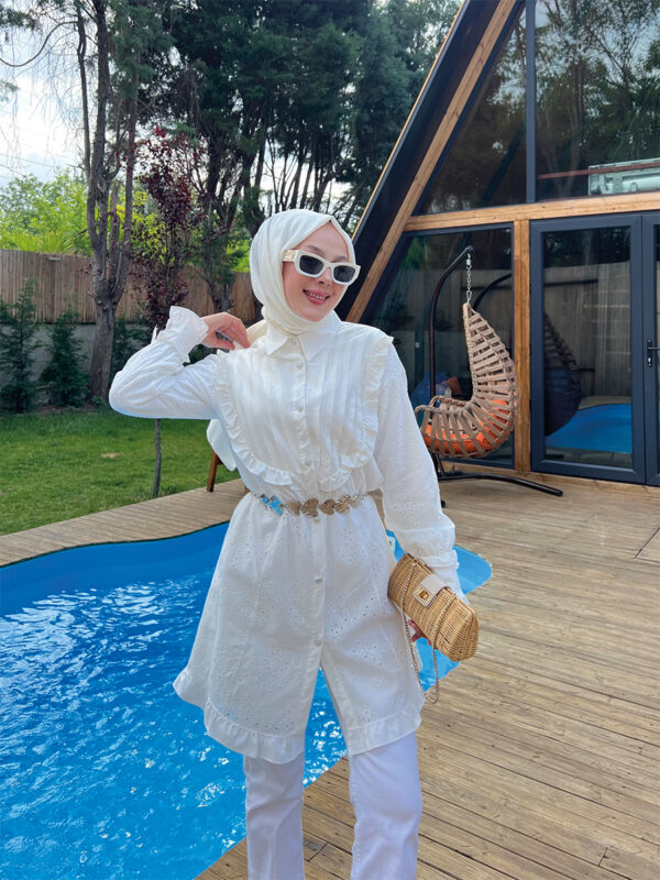 Özel üretimi dantel detaylı, kemerli zarif tunik modeli şimdi sadece hepdolu.com’da! Şıklığı ve kaliteyi bir arada keşfedin.