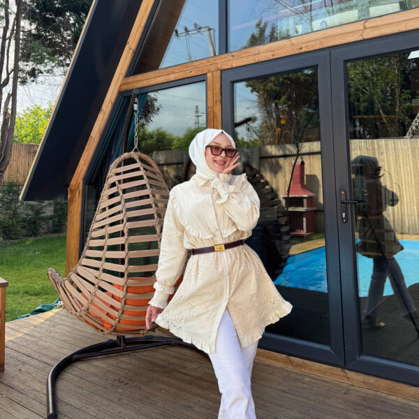 Özel üretimi dantel detaylı, kemerli zarif tunik modeli şimdi sadece hepdolu.com’da! Şıklığı ve kaliteyi bir arada keşfedin.
