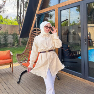 Özel üretimi dantel detaylı, kemerli zarif tunik modeli şimdi sadece hepdolu.com’da! Şıklığı ve kaliteyi bir arada keşfedin.