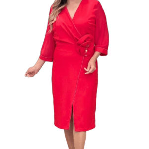 Bel çiçek aksesuarı ile dikkat çeken kruvaze kırmızı kalem elbise. Nişan, davet ve özel günler için mükemmel seçim. İnceleyin!