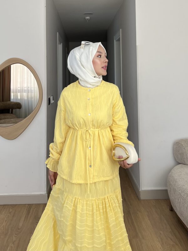 Canlı her rengi ve zarif fırfır detaylarıyla Bahara Dokunuş Tesettür Takım şimdi Hepdolu’da! Rahat, modern ve feminen stilin yeni favorisi!