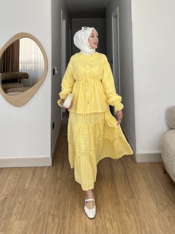 Canlı her rengi ve zarif fırfır detaylarıyla Bahara Dokunuş Tesettür Takım şimdi Hepdolu’da! Rahat, modern ve feminen stilin yeni favorisi!