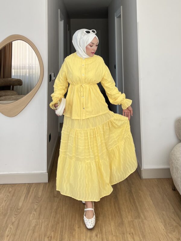 Canlı her rengi ve zarif fırfır detaylarıyla Bahara Dokunuş Tesettür Takım şimdi Hepdolu’da! Rahat, modern ve feminen stilin yeni favorisi!