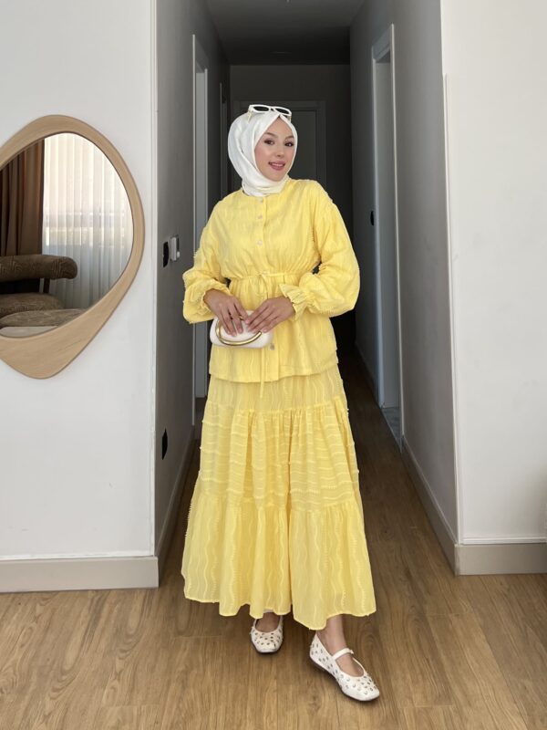 Canlı her rengi ve zarif fırfır detaylarıyla Bahara Dokunuş Tesettür Takım şimdi Hepdolu’da! Rahat, modern ve feminen stilin yeni favorisi!