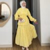 Canlı sarı rengi ve zarif fırfır detaylarıyla Bahara Dokunuş Tesettür Takım şimdi Hepdolu’da! Rahat, modern ve feminen stilin yeni favorisi!