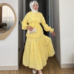 Canlı sarı rengi ve zarif fırfır detaylarıyla Bahara Dokunuş Tesettür Takım şimdi Hepdolu’da! Rahat, modern ve feminen stilin yeni favorisi!