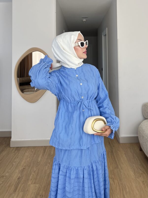 Canlı her rengi ve zarif fırfır detaylarıyla Bahara Dokunuş Tesettür Takım şimdi Hepdolu’da! Rahat, modern ve feminen stilin yeni favorisi!