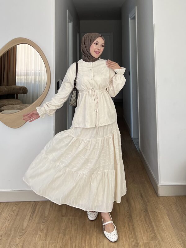 Canlı her rengi ve zarif fırfır detaylarıyla Bahara Dokunuş Tesettür Takım şimdi Hepdolu’da! Rahat, modern ve feminen stilin yeni favorisi!