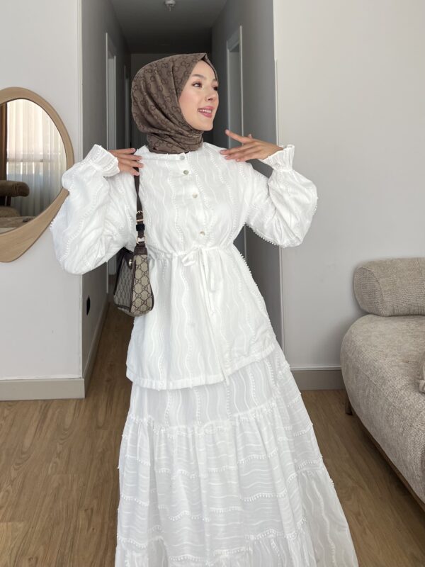 Canlı her rengi ve zarif fırfır detaylarıyla Bahara Dokunuş Tesettür Takım şimdi Hepdolu’da! Rahat, modern ve feminen stilin yeni favorisi!