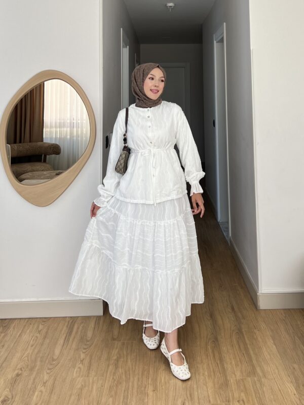 Canlı her rengi ve zarif fırfır detaylarıyla Bahara Dokunuş Tesettür Takım şimdi Hepdolu’da! Rahat, modern ve feminen stilin yeni favorisi!