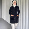 Modern Angora Kapüşonlu Hırka, şıklık ve konforu birleştiriyor. Yumuşacık kumaşı ve pratik kapüşonuyla her ortamda rahatça kullanabileceğiniz zarif bir parça.