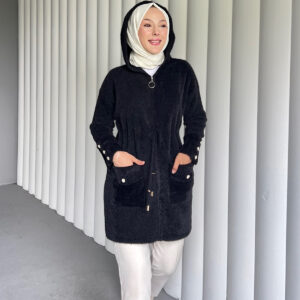 Modern Angora Kapüşonlu Hırka, şıklık ve konforu birleştiriyor. Yumuşacık kumaşı ve pratik kapüşonuyla her ortamda rahatça kullanabileceğiniz zarif bir parça.