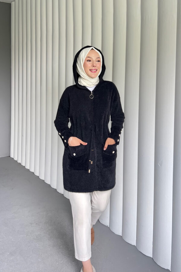 Modern Angora Kapüşonlu Hırka, şıklık ve konforu birleştiriyor. Yumuşacık kumaşı ve pratik kapüşonuyla her ortamda rahatça kullanabileceğiniz zarif bir parça.