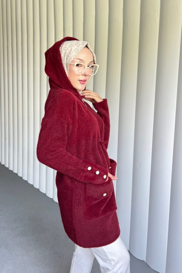 Modern Angora Kapüşonlu Hırka, şıklık ve konforu birleştiriyor. Yumuşacık kumaşı ve pratik kapüşonuyla her ortamda rahatça kullanabileceğiniz zarif bir parça.