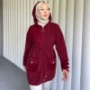 Modern Angora Kapüşonlu Hırka, şıklık ve konforu birleştiriyor. Yumuşacık kumaşı ve pratik kapüşonuyla her ortamda rahatça kullanabileceğiniz zarif bir parça.
