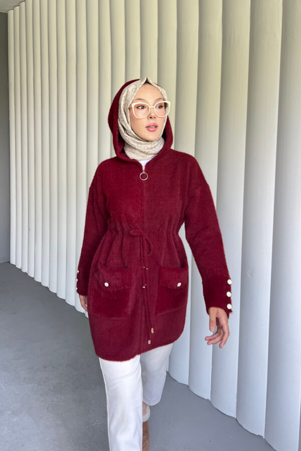 Modern Angora Kapüşonlu Hırka, şıklık ve konforu birleştiriyor. Yumuşacık kumaşı ve pratik kapüşonuyla her ortamda rahatça kullanabileceğiniz zarif bir parça.