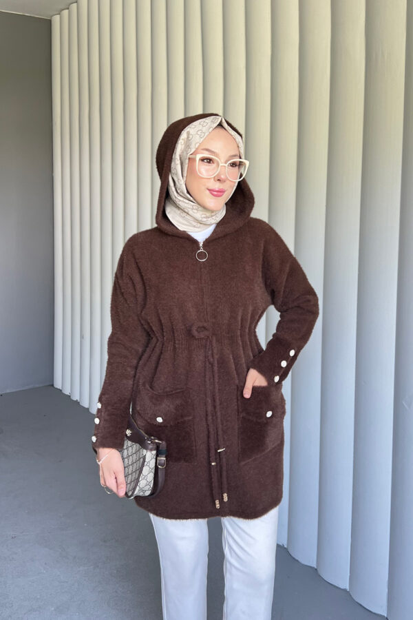 Modern Angora Kapüşonlu Hırka, şıklık ve konforu birleştiriyor. Yumuşacık kumaşı ve pratik kapüşonuyla her ortamda rahatça kullanabileceğiniz zarif bir parça.