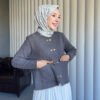 Yumuşacık dokusu ve kalp detaylı düğmeleriyle Aşkın Zarafeti Angora Hırka, standart bedeniyle şıklığı ve konforu bir arada sunar.