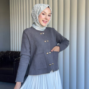 Yumuşacık dokusu ve kalp detaylı düğmeleriyle Aşkın Zarafeti Angora Hırka, standart bedeniyle şıklığı ve konforu bir arada sunar.