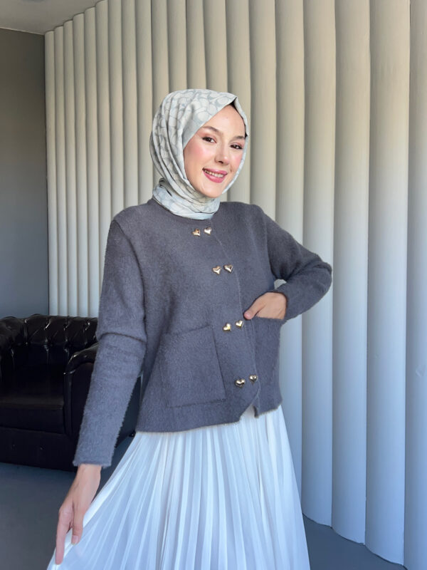 Yumuşacık dokusu ve kalp detaylı düğmeleriyle Aşkın Zarafeti Angora Hırka, standart bedeniyle şıklığı ve konforu bir arada sunar.