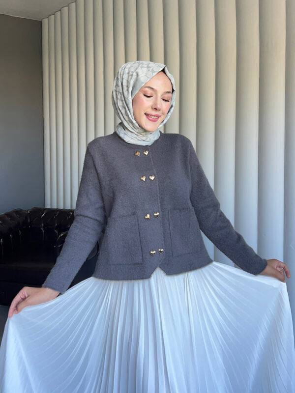 Yumuşacık dokusu ve kalp detaylı düğmeleriyle Aşkın Zarafeti Angora Hırka, standart bedeniyle şıklığı ve konforu bir arada sunar.