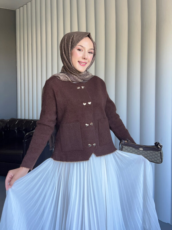 Yumuşacık dokusu ve kalp detaylı düğmeleriyle Aşkın Zarafeti Angora Hırka, standart bedeniyle şıklığı ve konforu bir arada sunar.