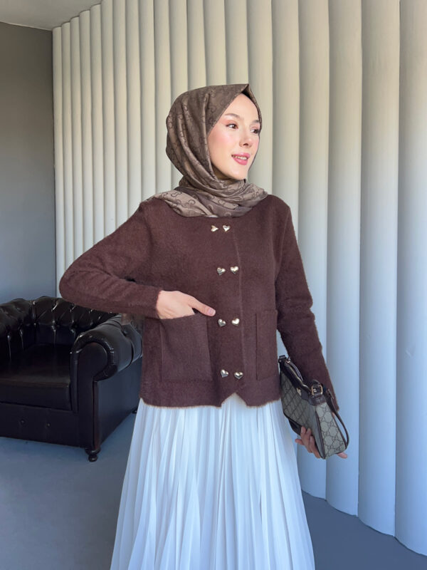 Yumuşacık dokusu ve kalp detaylı düğmeleriyle Aşkın Zarafeti Angora Hırka, standart bedeniyle şıklığı ve konforu bir arada sunar.