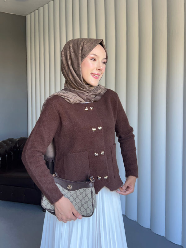 Yumuşacık dokusu ve kalp detaylı düğmeleriyle Aşkın Zarafeti Angora Hırka, standart bedeniyle şıklığı ve konforu bir arada sunar.