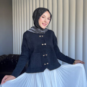 Yumuşacık dokusu ve kalp detaylı düğmeleriyle Aşkın Zarafeti Angora Hırka, standart bedeniyle şıklığı ve konforu bir arada sunar.