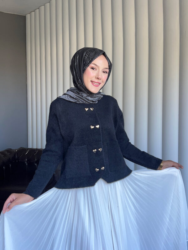 Yumuşacık dokusu ve kalp detaylı düğmeleriyle Aşkın Zarafeti Angora Hırka, standart bedeniyle şıklığı ve konforu bir arada sunar.