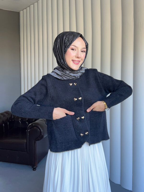 Yumuşacık dokusu ve kalp detaylı düğmeleriyle Aşkın Zarafeti Angora Hırka, standart bedeniyle şıklığı ve konforu bir arada sunar.