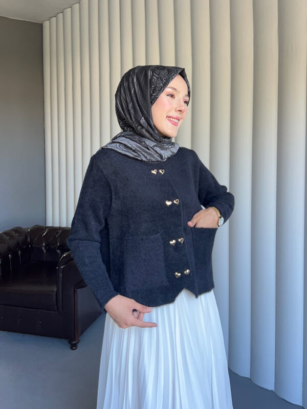 Yumuşacık dokusu ve kalp detaylı düğmeleriyle Aşkın Zarafeti Angora Hırka, standart bedeniyle şıklığı ve konforu bir arada sunar.