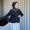 Yumuşacık dokusu ve kalp detaylı düğmeleriyle Aşkın Zarafeti Angora Hırka, standart bedeniyle şıklığı ve konforu bir arada sunar.