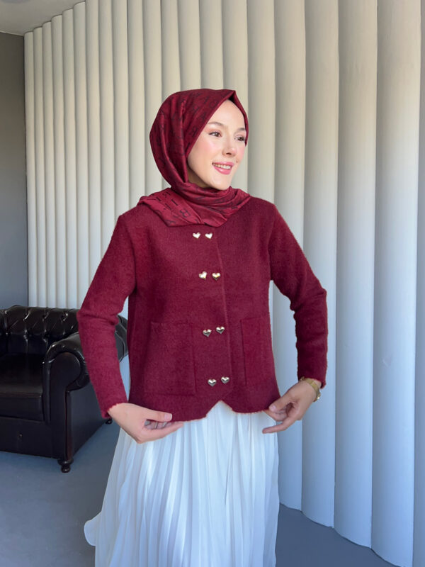 Yumuşacık dokusu ve kalp detaylı düğmeleriyle Aşkın Zarafeti Angora Hırka, standart bedeniyle şıklığı ve konforu bir arada sunar.