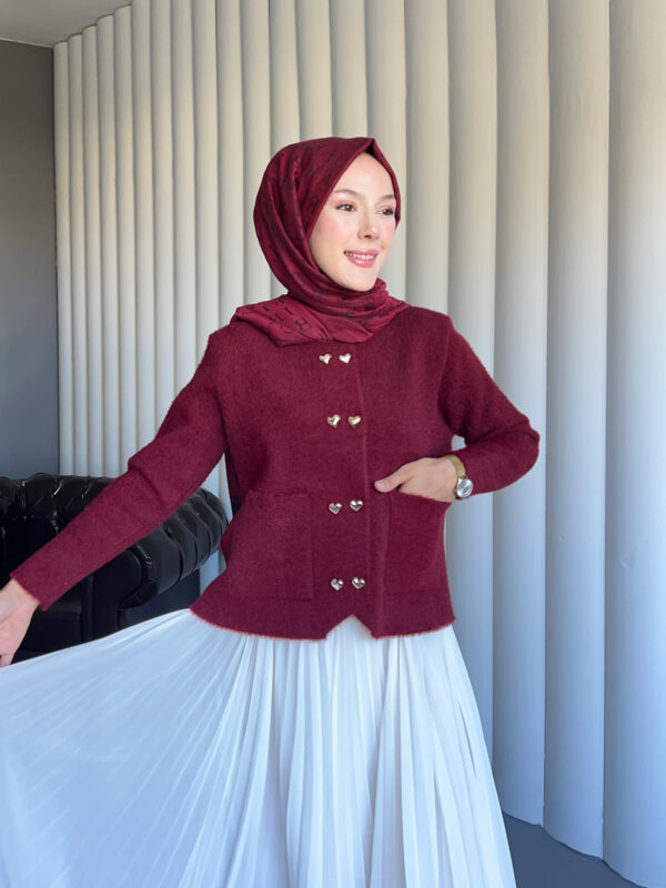 Yumuşacık dokusu ve kalp detaylı düğmeleriyle Aşkın Zarafeti Angora Hırka, standart bedeniyle şıklığı ve konforu bir arada sunar.