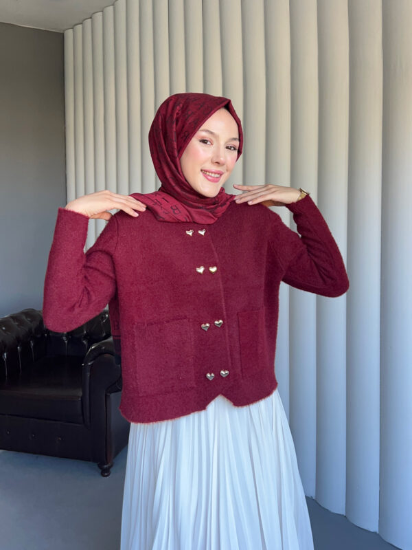 Yumuşacık dokusu ve kalp detaylı düğmeleriyle Aşkın Zarafeti Angora Hırka, standart bedeniyle şıklığı ve konforu bir arada sunar.