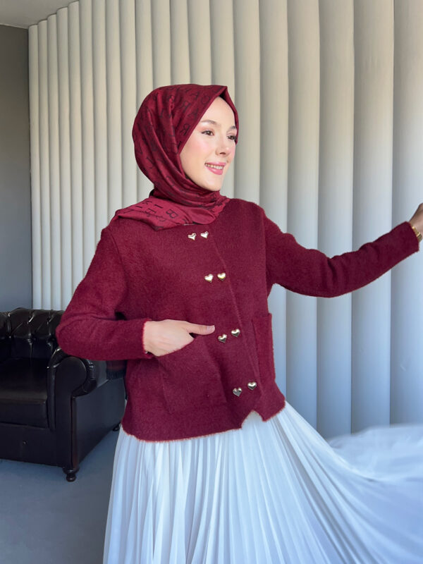 Yumuşacık dokusu ve kalp detaylı düğmeleriyle Aşkın Zarafeti Angora Hırka, standart bedeniyle şıklığı ve konforu bir arada sunar.