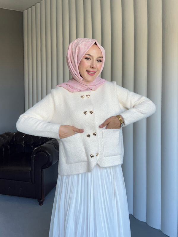 Yumuşacık dokusu ve kalp detaylı düğmeleriyle Aşkın Zarafeti Angora Hırka, standart bedeniyle şıklığı ve konforu bir arada sunar.