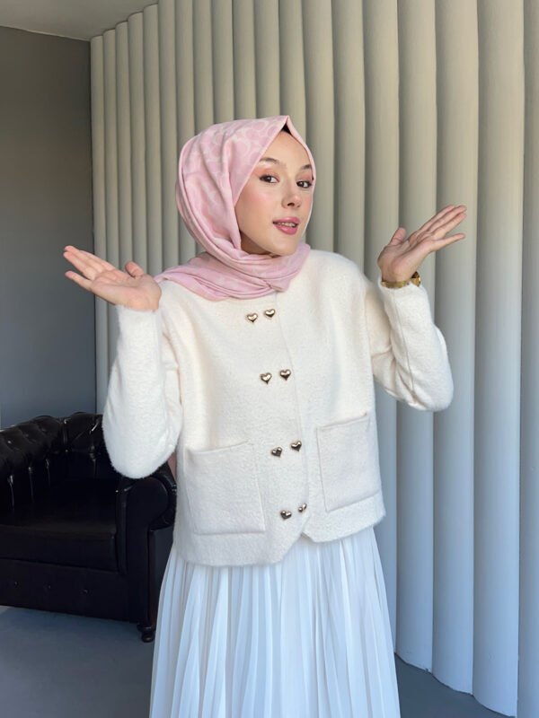 Yumuşacık dokusu ve kalp detaylı düğmeleriyle Aşkın Zarafeti Angora Hırka, standart bedeniyle şıklığı ve konforu bir arada sunar.