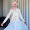 Yumuşacık dokusu ve kalp detaylı düğmeleriyle Aşkın Zarafeti Angora Hırka, standart bedeniyle şıklığı ve konforu bir arada sunar.