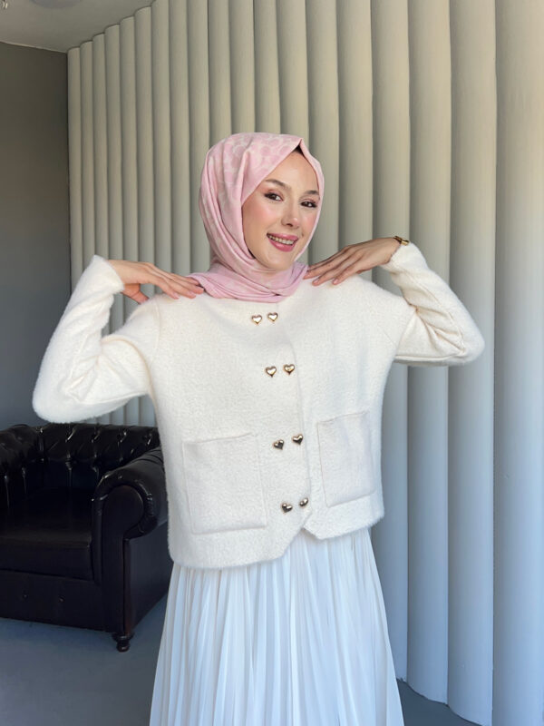 Yumuşacık dokusu ve kalp detaylı düğmeleriyle Aşkın Zarafeti Angora Hırka, standart bedeniyle şıklığı ve konforu bir arada sunar.