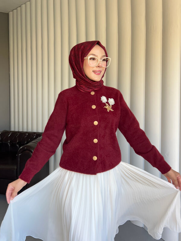 Asaletin rengi bordo ve ışıltılı broş detayıyla öne çıkan Angora hırka. Sıcacık, zarif ve şık kombinler için gardırobunuzun yıldızı. En Uygun Fiyat Hepdolu.com'da!
