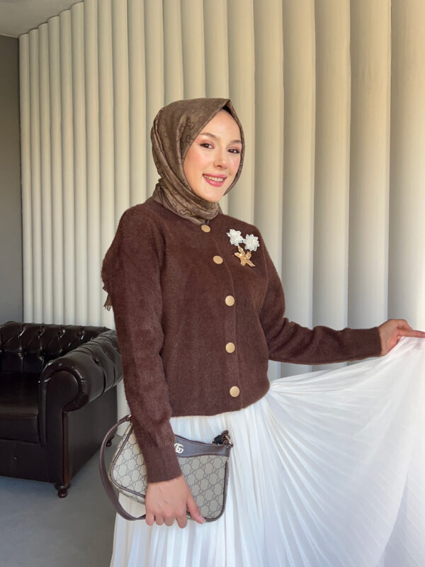 Asaletin rengi bordo ve ışıltılı broş detayıyla öne çıkan Angora hırka. Sıcacık, zarif ve şık kombinler için gardırobunuzun yıldızı. En Uygun Fiyat Hepdolu.com'da!