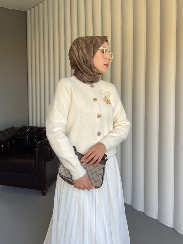 Asaletin rengi bordo ve ışıltılı broş detayıyla öne çıkan Angora hırka. Sıcacık, zarif ve şık kombinler için gardırobunuzun yıldızı. En Uygun Fiyat Hepdolu.com'da!