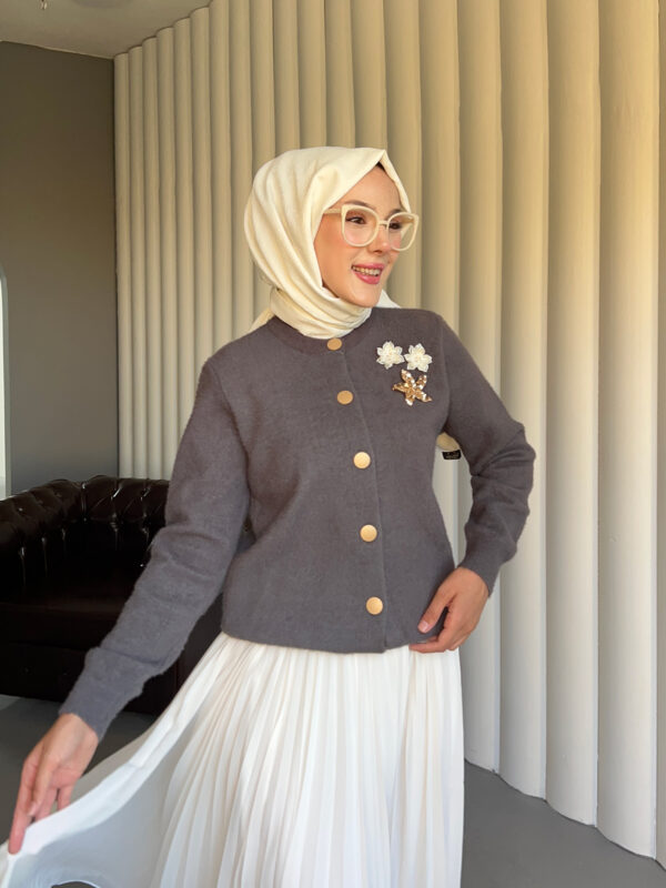 Asaletin rengi bordo ve ışıltılı broş detayıyla öne çıkan Angora hırka. Sıcacık, zarif ve şık kombinler için gardırobunuzun yıldızı. En Uygun Fiyat Hepdolu.com'da!