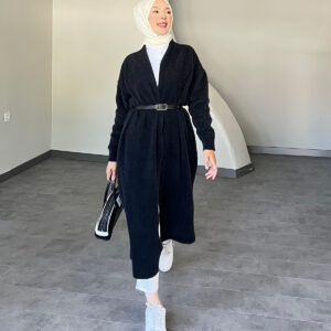 Modern Uzun Kemerli Hırka, zarif kemer detayı ve şık tasarımıyla her mevsimde kullanılabilir. Afra Tekstil’in kalitesiyle üretilen bu şık hırka, uygun fiyatla hepdolu.com'da!
