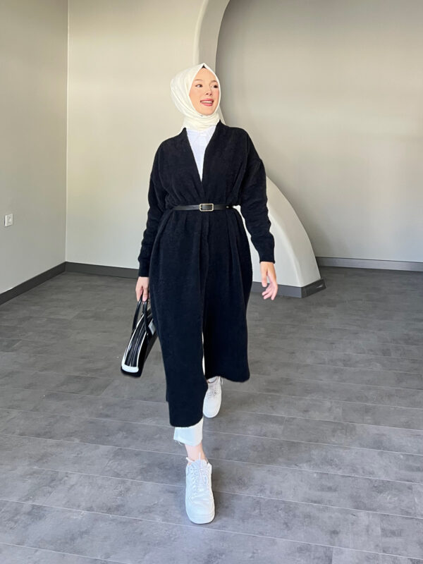 Modern Uzun Kemerli Hırka, zarif kemer detayı ve şık tasarımıyla her mevsimde kullanılabilir. Afra Tekstil’in kalitesiyle üretilen bu şık hırka, uygun fiyatla hepdolu.com'da!