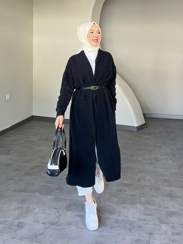 Modern Uzun Kemerli Hırka, zarif kemer detayı ve şık tasarımıyla her mevsimde kullanılabilir. Afra Tekstil’in kalitesiyle üretilen bu şık hırka, uygun fiyatla hepdolu.com'da!