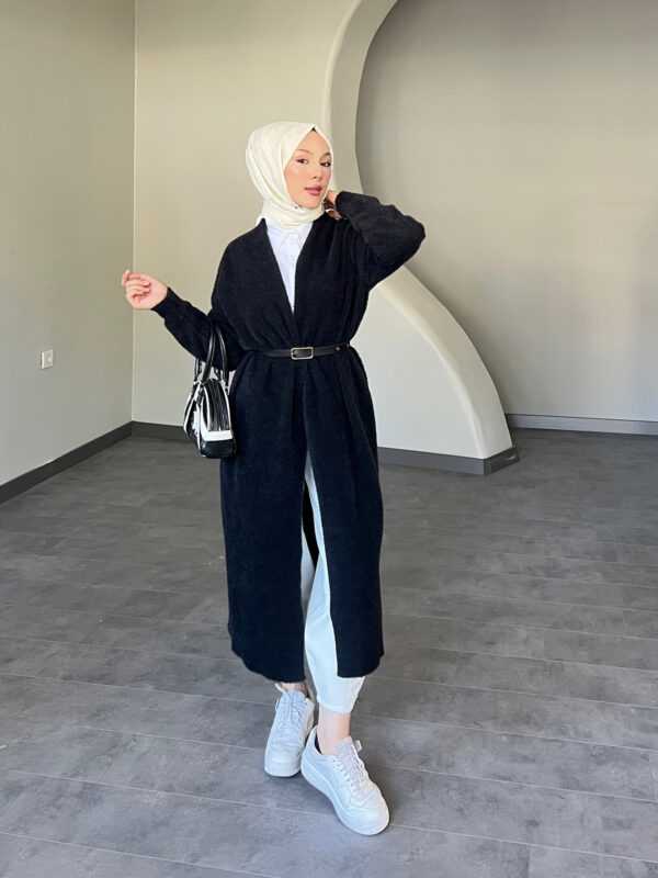 Modern Uzun Kemerli Hırka, zarif kemer detayı ve şık tasarımıyla her mevsimde kullanılabilir. Afra Tekstil’in kalitesiyle üretilen bu şık hırka, uygun fiyatla hepdolu.com'da!