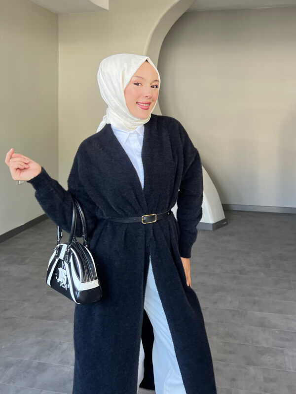 Modern Uzun Kemerli Hırka, zarif kemer detayı ve şık tasarımıyla her mevsimde kullanılabilir. Afra Tekstil’in kalitesiyle üretilen bu şık hırka, uygun fiyatla hepdolu.com'da!